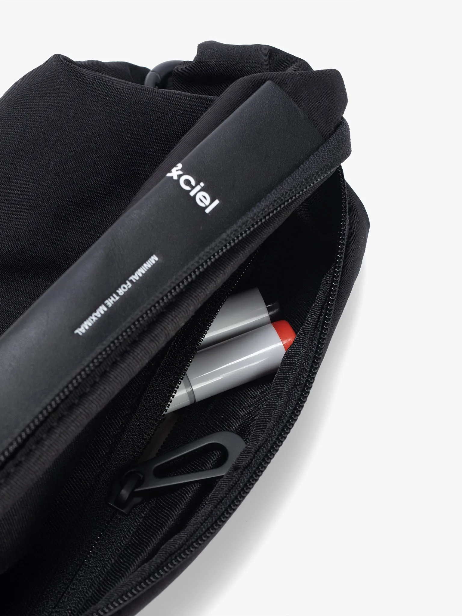 Nestos Smooth Black Pouch