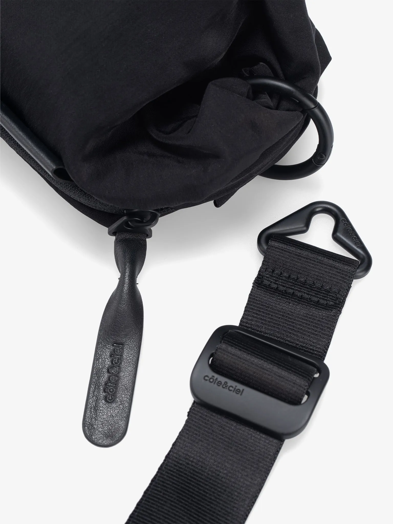 Nestos Smooth Black Pouch